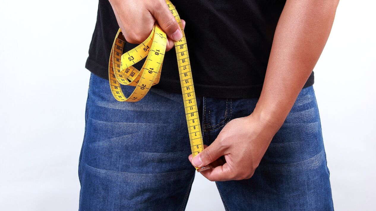 Ο άντρας μετρά το πέος πριν από τη μεγέθυνση